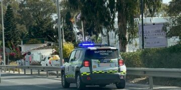 Una colisión entre dos vehículos en la A-7 en Estepona dirección Málaga provoca varios kilómetros de retención