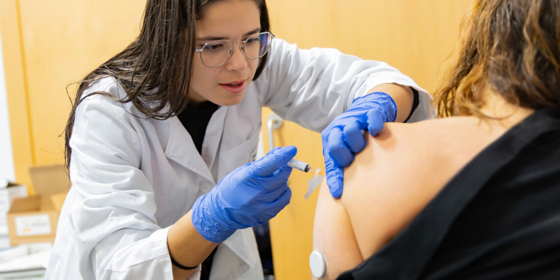 Sanidad comienza hoy a vacunar frente a la gripe y la COVID-19 a mayores de 70 años y a las personas con patologías crónicas