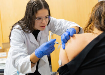 Sanidad comienza hoy a vacunar frente a la gripe y la COVID-19 a mayores de 70 años y a las personas con patologías crónicas