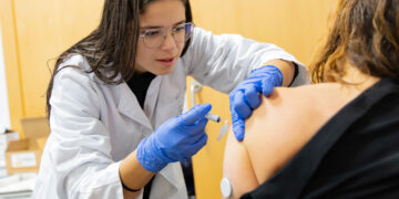 Sanidad comienza hoy a vacunar frente a la gripe y la COVID-19 a mayores de 70 años y a las personas con patologías crónicas