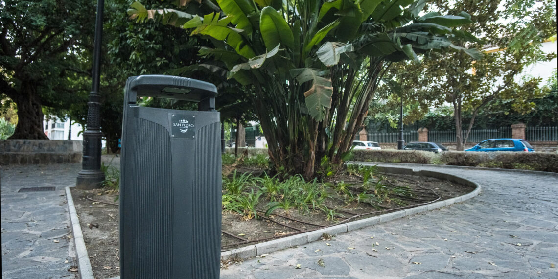 San Pedro Alcántara gana 8.400 logros de capacidad para el depósito de residuos con la instalación de 70 nuevas papeleras