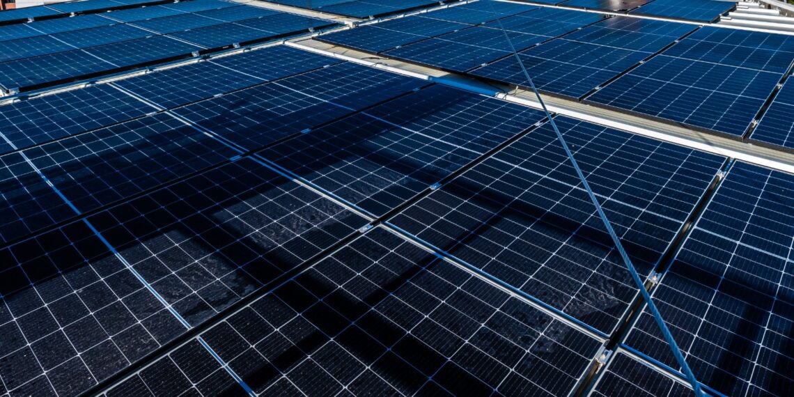 La Junta impulsa la instalación de placas fotovoltaicas en 6 universidades andaluzas