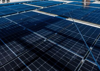 La Junta impulsa la instalación de placas fotovoltaicas en 6 universidades andaluzas