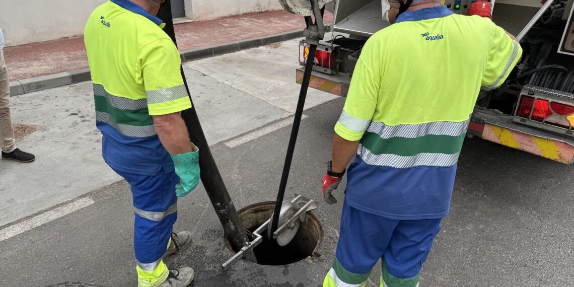 Emabesa pone en marcha una campaña especial para reforzar la limpieza de imbornales en el municipio durante la temporada de lluvias