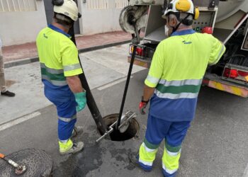 Emabesa pone en marcha una campaña especial para reforzar la limpieza de imbornales en el municipio durante la temporada de lluvias
