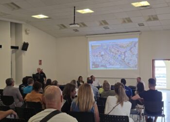 El Ayuntamiento de Benalmádena acuerda con empresarios y vecinos del Puerto avanzar hacia la peatonalización definitiva de la zona