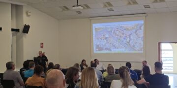 El Ayuntamiento de Benalmádena acuerda con empresarios y vecinos del Puerto avanzar hacia la peatonalización definitiva de la zona