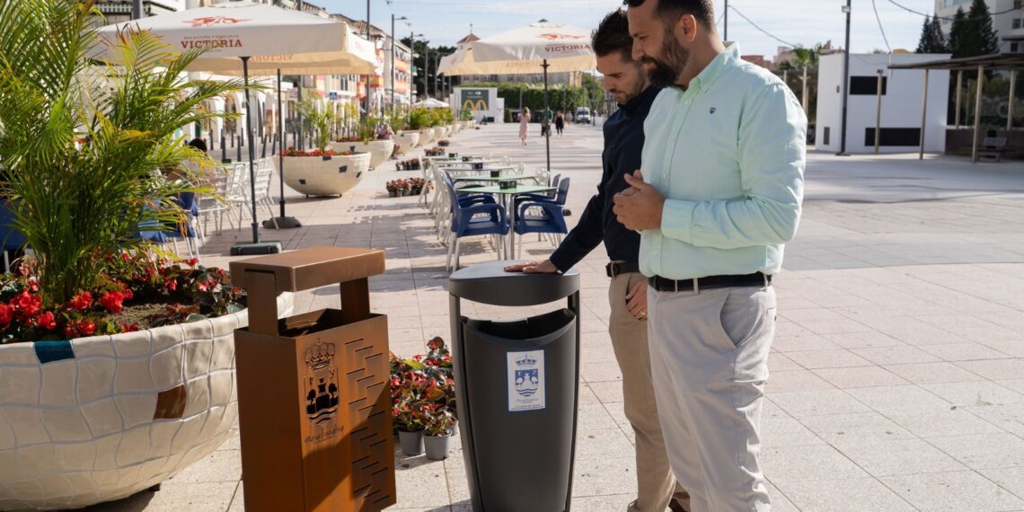 Benalmádena apuesta por un nuevo modelo de papeleras con tapadera para evitar vertidos en las jornadas de viento y el depósito de bolsas de basura