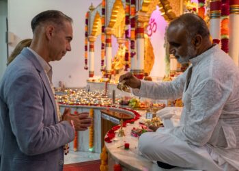 Lara asiste al Diwali en el Templo Hindú de Benalmádena para celebrar el ‘Festival de las Luces’