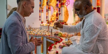 Lara asiste al Diwali en el Templo Hindú de Benalmádena para celebrar el ‘Festival de las Luces’