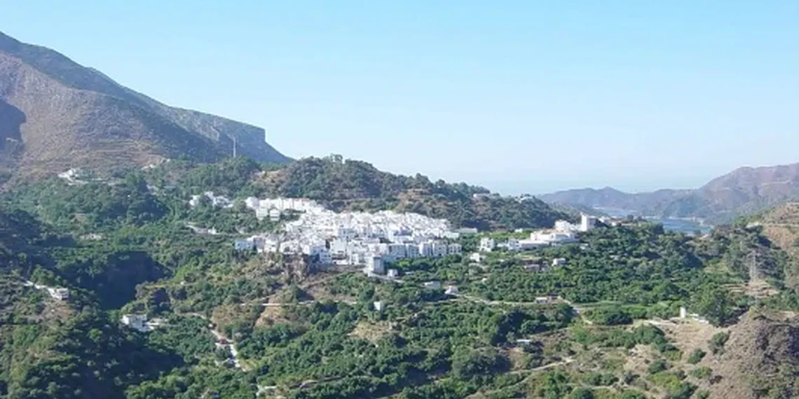 Dos heridos graves tras sufrir accidentes en la montaña de Málaga: uno en La Maroma y otro en el Castaño Santo