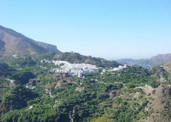 Dos heridos graves tras sufrir accidentes en la montaña de Málaga: uno en La Maroma y otro en el Castaño Santo