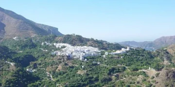 Dos heridos graves tras sufrir accidentes en la montaña de Málaga: uno en La Maroma y otro en el Castaño Santo