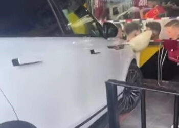 Un coche se empotra contra una peluquería en Marbella y deja dos heridos