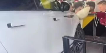 Un coche se empotra contra una peluquería en Marbella y deja dos heridos