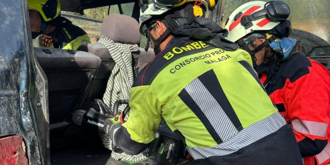 Un herido excarcelado y evacuado tras la colisión de un coche y un camión en Villanueva del Rosario
