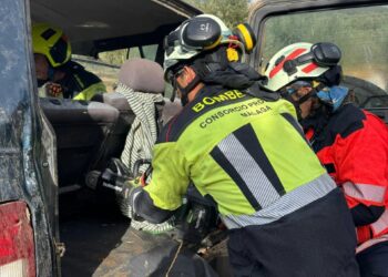 Un herido excarcelado y evacuado tras la colisión de un coche y un camión en Villanueva del Rosario