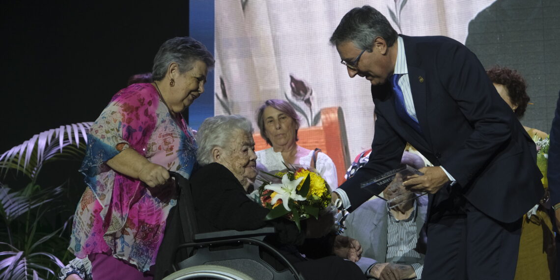 La Diputación homenajea a 53 centenarios de la provincia en el inicio del 14º Mes del Mayor