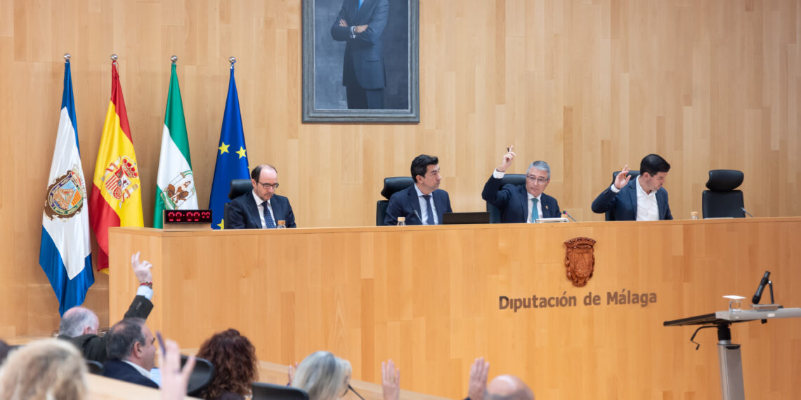 Diputación exige al Gobierno actuaciones urgentes contra el colapso de la A7 oriental, la bonificación del peaje de la Costa y mejorar el cercanías de Fuengirola y del Guadalhorce