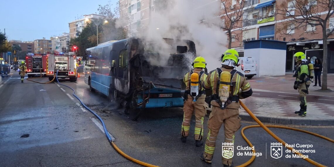 Una conductora evita una tragedia al incendiarse su autobús en Málaga