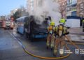 Una conductora evita una tragedia al incendiarse su autobús en Málaga