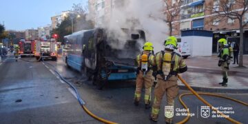Una conductora evita una tragedia al incendiarse su autobús en Málaga