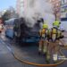 Una conductora evita una tragedia al incendiarse su autobús en Málaga
