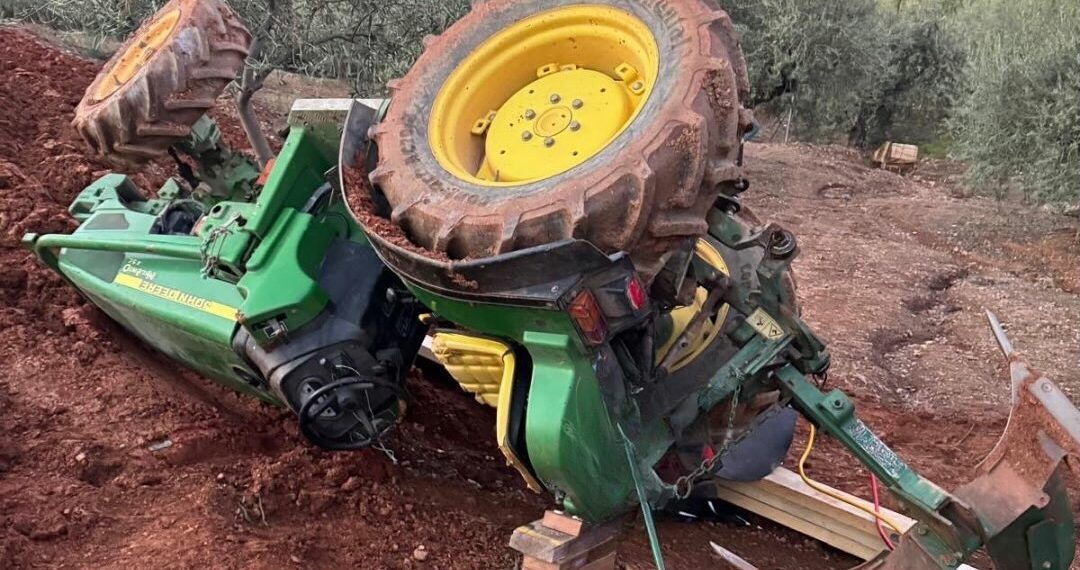 Muere un hombre de 74 años al quedar atrapado bajo un tractor en Coín