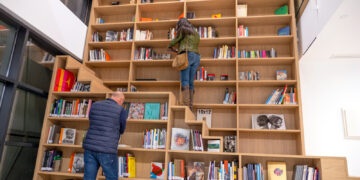 La escritora Elvira Lindo y la cantante Alondra Bentley participarán en el acto del primer aniversario de la Biblioteca de Culturas Contemporáneas