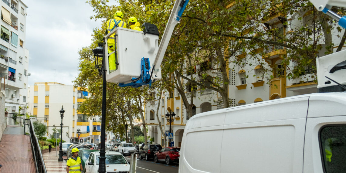 Marbella renueva el alumbrado clásico fernandino en el entorno de la avenida Jacinto Benavente