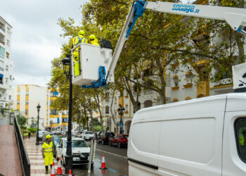 Marbella renueva el alumbrado clásico fernandino en el entorno de la avenida Jacinto Benavente