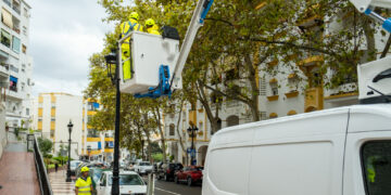 Marbella renueva el alumbrado clásico fernandino en el entorno de la avenida Jacinto Benavente