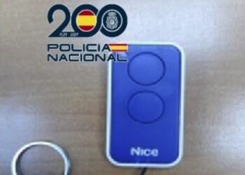 Detenido un varón reincidente por cinco robos en interior de vehículos mediante un mando inhibidor en Málaga
