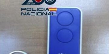 Detenido un varón reincidente por cinco robos en interior de vehículos mediante un mando inhibidor en Málaga