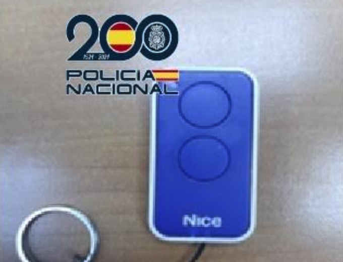 Detenido un varón reincidente por cinco robos en interior de vehículos mediante un mando inhibidor en Málaga