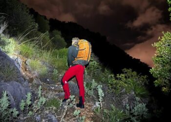 Bomberos de Marbella rescatan a tres senderistas belgas atrapados en una zona escarpada del paraje de Monchalbán