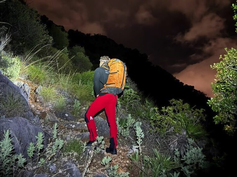 Bomberos de Marbella rescatan a tres senderistas belgas atrapados en una zona escarpada del paraje de Monchalbán