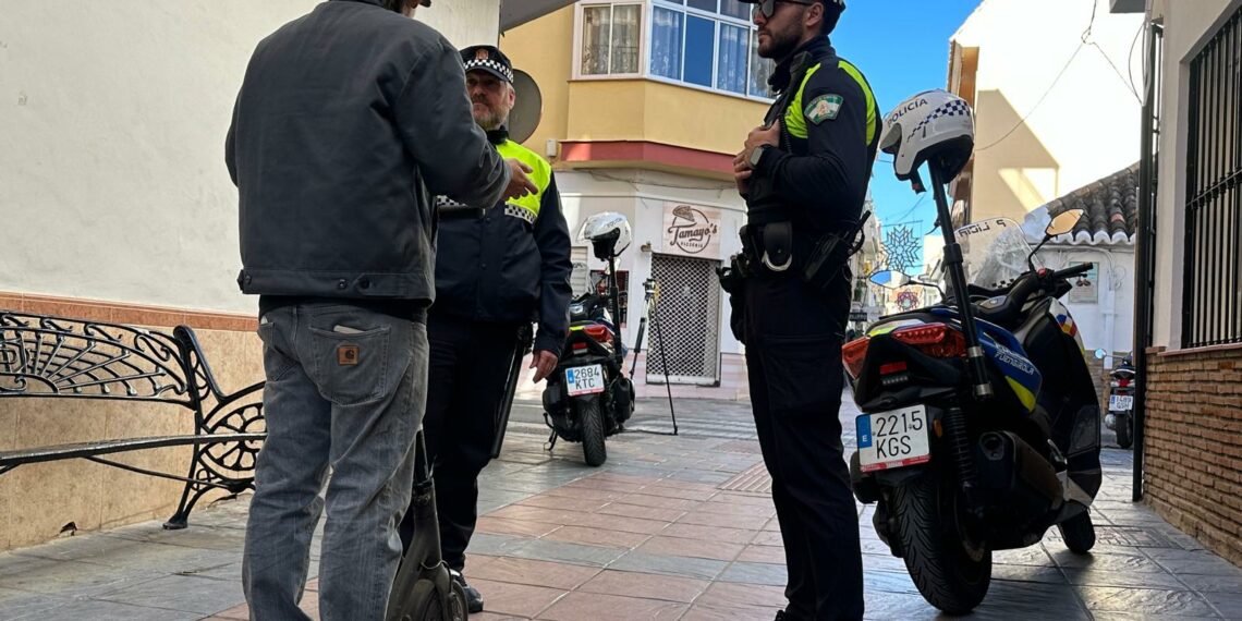El Ayuntamiento de Fuengirola refuerza la seguridad vial con controles sobre el uso de patinetes y una campaña de concienciación
