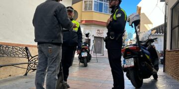 El Ayuntamiento de Fuengirola refuerza la seguridad vial con controles sobre el uso de patinetes y una campaña de concienciación