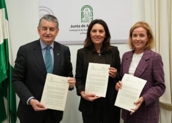 El SAS y la AECC firman un proyecto pionero de acompañamiento a mujeres en el programa andaluz de cribado de cáncer de mama
