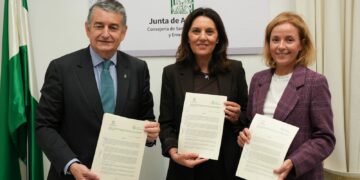 El SAS y la AECC firman un proyecto pionero de acompañamiento a mujeres en el programa andaluz de cribado de cáncer de mama
