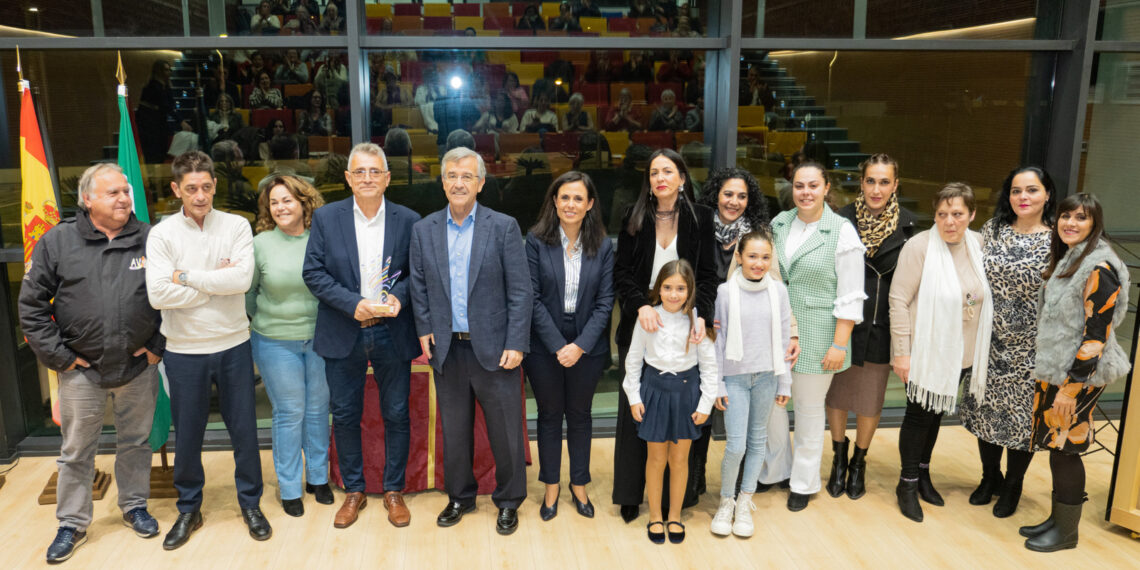 Estepona reconocerá a la AECC y al voluntario de Cáritas Julio Pérez en los XX Premios ‘Estepona Social y Solidaria’