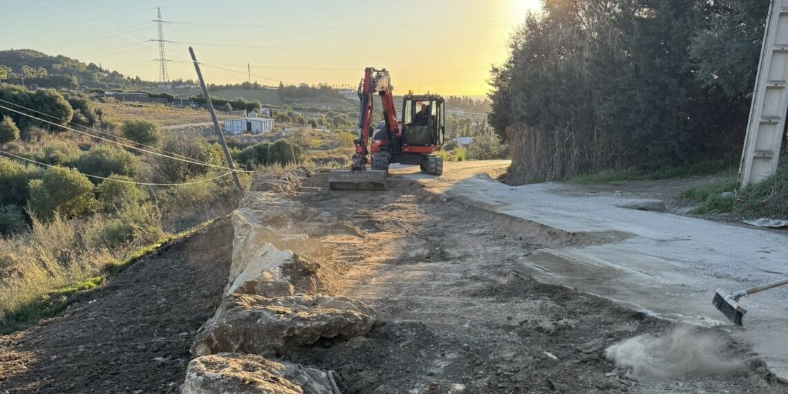 Estepona continúa avanzando con el plan de mejora de la seguridad en caminos rurales con obras en la zona de La Pileta