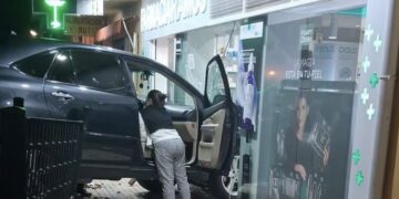 Un coche se estampa contra una farmacia en San Pedro Alcántara