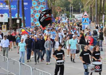 Marbella da la bienvenida a los 6.300 participantes del Mundial de Ironman 70.3 con el Desfile de las Naciones en Puerto Banús