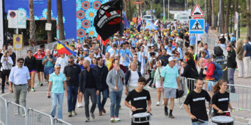 Marbella da la bienvenida a los 6.300 participantes del Mundial de Ironman 70.3 con el Desfile de las Naciones en Puerto Banús