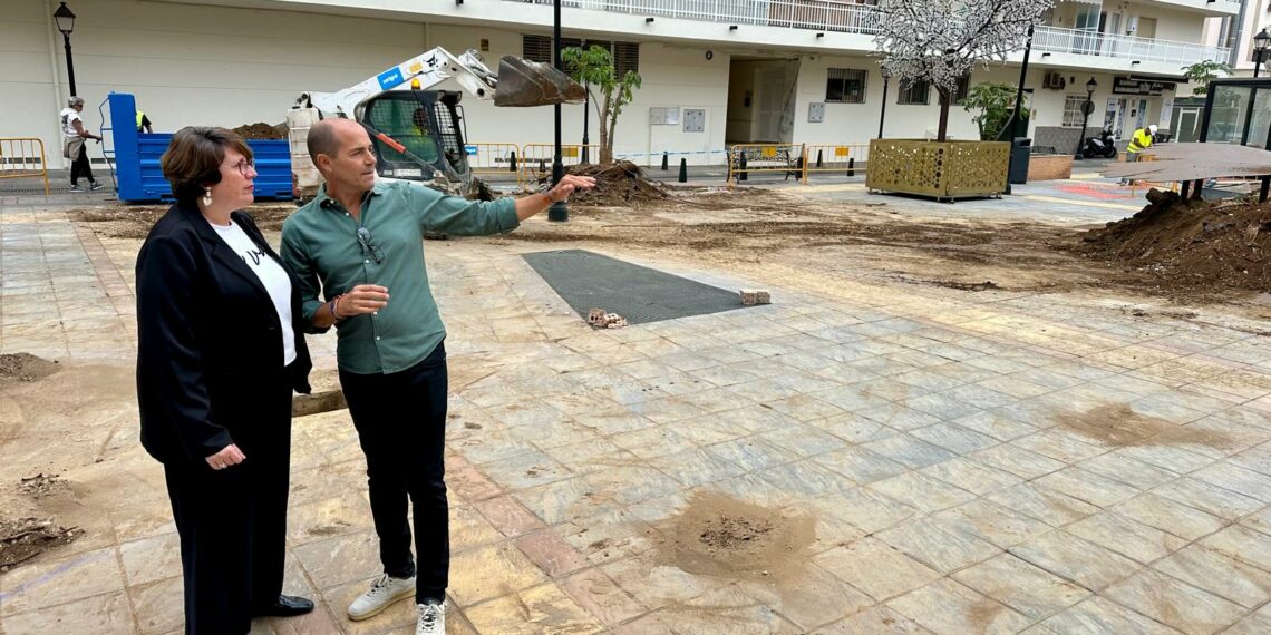 Fuengirola renueva las jardineras de la plaza Picasso para mejorar su estado y responder a una demanda vecinal