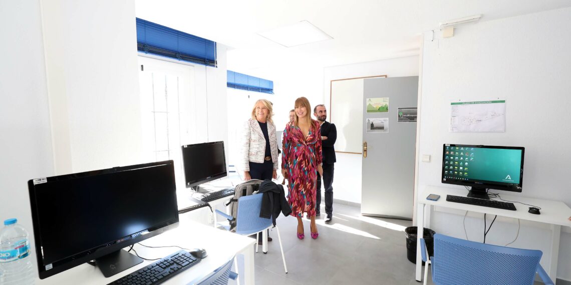 Muñoz subraya el compromiso de Ayuntamiento y Junta con los mayores tras la reforma del Centro de Participación Activa de Divina Pastora