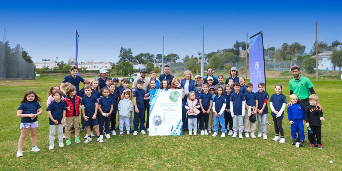 Más de medio centenar de niños participan en el primer ‘clinic’ de golf con Ángel Hidalgo en Marbella