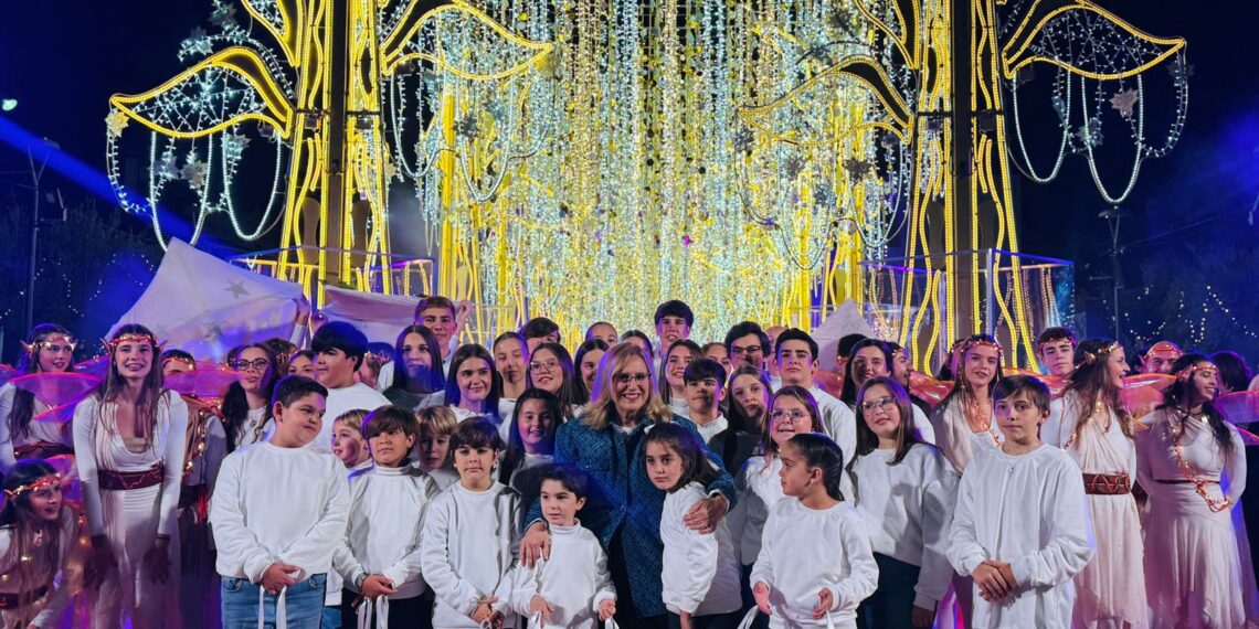 Fuengirola recibe la Navidad con el encendido de la iluminación artística navideña
